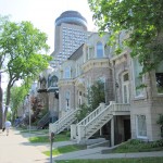 Quebec: una de las casonas estilo europeo con un moderno hotel atrás