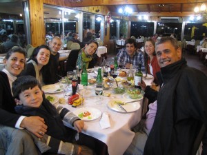 Cenando en Buenos Aires la noche de nuestro regreso. De derecha a izquierda. Ivo, Manuela, Camila, Cristian, Camila, Rufino, Sofía y yo. Faltan Bruno (se había quedado en casa) y Zulma que sacó la foto como corresponde, ya que para eso le pagué, ja, ja.