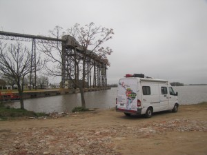 La "Combi" lista y cargada frente al Puerto de San Pedro