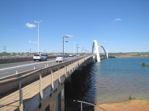 Puente JK que une Brasilia con las poblaciones del otro lado del lago artificial