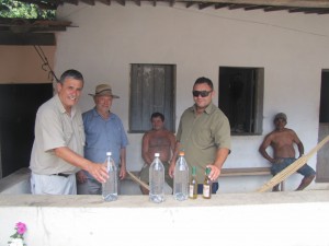 Con don Francisco Cardozo, otro productor de Cachaca, luego de haber comprado unos cuantos litros de ese licor destinado a hacer caipirinhas en San Pedro