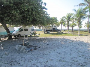 Este era nuestro campamento frente al mar, con muestra Combi y la Camper de nuestros amigos