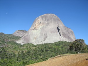 La imponente "Pedra Azul" a unos 100 km de Vitoria