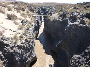 "La Pasarela": el Río Grande encajonado corre por campos de lava en el sur mendocino. RN 40 cerca del límite con Neuquén
