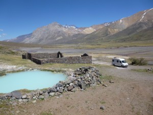 Terma y hotel abandonados en medio de la Cordillera 50 Km al oeste del Sosneado (Mendoza)