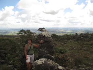 Zulma junto al Pico do Gaviao (Pico de Gavilán) en la cima de un cerro cerca de Sao Thomé das Letras